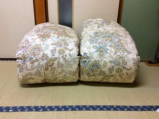 大阪市内在中のＮさんです。150ｘ210の羽毛掛布団2枚から150ｘ210の羽毛掛布団2枚にリフォームです。