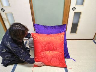 大阪市東住吉区在中のA様の依頼/3か月前に、奥様が他界したので仏壇の前に置きたいので座布団を作って欲しいのですが、サイズが大きい75cmｘ78㎝でお願いします。