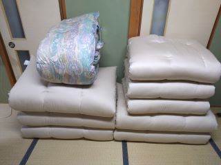 茨木市在中のS様の15年前に他社から購入した掛布団と敷布団とその他数枚から150x200の薄めの掛布団3枚と105x200の敷布団5枚にやり直しが希望です。