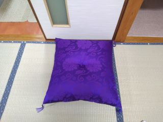 大阪市東住吉区在中のＫ様の28年前に他店から購入した仏事の座布団です。生地が、破れて綿が出てきていますので、打ち直し（リフォ-ム）仕立替えを考えています。