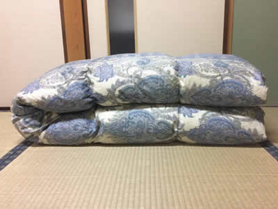  大阪市東住吉区内のIさんの場合です。7年前に布団屋のおかもとで購入した羽毛掛布団です。打ち直し/仕立替えをしてください。