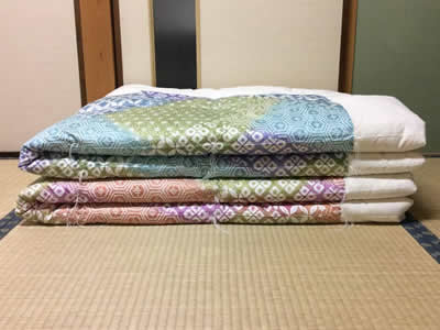 大阪市東住吉区内のSさんです。10年前に当店【布団屋のおかもと】で購入した薄い敷布団です。最近、ベットを購入してこの敷布団を使わなくなってきたので140x190の合掛布団に仕立て替えを考えています。一度お布団を見に来て頂きませんか？