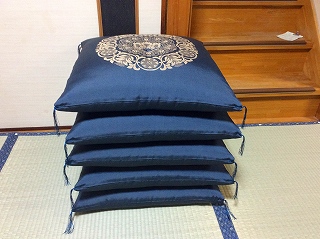 大阪市内の在中松・・さんです。法事があるので５５x５９の座布団から５９x６３座布団に仕立替えをお願いします。