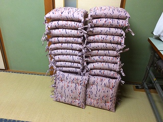 大阪市内の蓮・・さんです。近くのお布団屋さんがなくネットで布団屋のおかもとのホ－ムペ－ジを知りました。銘仙判座布団が、１００帖あるのですが、これを、座椅子用の座布団を打ち直し/仕立て替えをお願いしたいと思います。