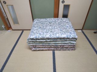 大阪市平野区在中のF様の40年前に婚礼で持ってきた掛布団と座布団からシングルの薄い掛布団にやり直しをお願いしたいと思います。