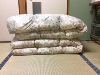 大阪府堺市南区桃山台後藤様のリフォームの依頼です。もう、20年使っている羽毛掛布団2枚です。真ん中あたりが、羽毛の毛がなく、寒く感じます。。。