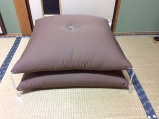 大阪市阿倍野区在中の。。場様からの70x70座布団のリフォームの依頼です。