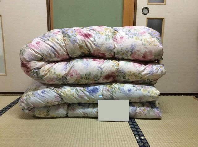 15年前の当店で、購入された羽毛掛布団です。首元が、ヘタって来た様な気がします。布団の丸洗いか？