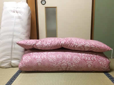 東京から大阪に越して来ました。近所の人に、布団屋のおかもとを教えて頂きました。
 打ち直し/仕立替えをしていただきたいのですがシングルの掛布団とシングル敷布団からシングルの敷布団1枚お願いします。