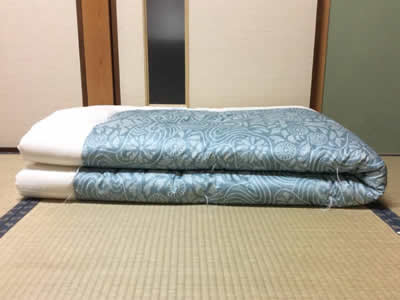 大阪市阿倍野区内のIさんの掛布団の仕立て掛け事例です。7年前に当店【布団屋のおかもと】で一度リフォームをした掛布団です。中の綿がヘタってきたのでリフォ－ムを考えています。又、同じサイズでリフォームをお願い致します。