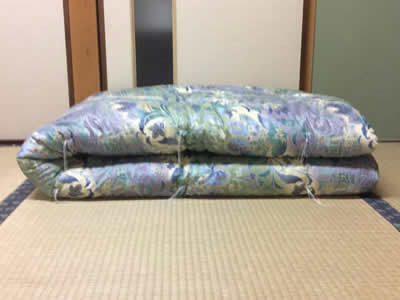 大阪市西区内Tさんの掛布団の仕立て掛け事例です。12年前に当店【布団屋のおかもと】で購入した掛布団とジュニアサイズの掛布団です。今回は、150×210の掛布団に仕立替えをお願いします。