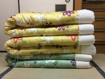 大阪市阿倍野区内のTさんの掛布団の仕立て掛け事例です。30年前に婚礼に持って来たダブルの掛布団とダブルの敷布団ですが、今度は、シングルの掛布団3枚に仕立て替えを考えています。一度お布団を見に来て頂きませんか？