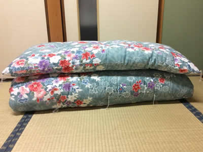 大阪府狭山市のMさんの敷布団の打ち直し事例です。10年前に近くのお布団屋さんに作って頂いた敷布団です。場所が、遠いのですがいちど、見に来ていただけますか？