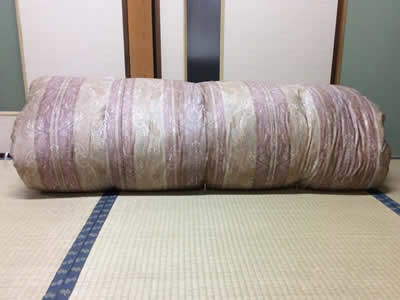 大阪市東住吉区内のTさんのセミダブル敷布団の打ち直し事例です。近くのお布団屋さんが廃業して打ち直し/仕立替えが出来ないので探していたところチラシを見て、お願い致します。