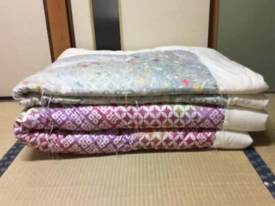 大阪市東住吉区内のTさんの掛布団の仕立て掛け事例です。9年前の当店【布団屋のおかもと】で一度リフォームをした掛布団です。最近、羽毛掛布団を使うようになって綿の掛布団を使わなくなり一枚余っている状態です。これを、合掛布団と肌布団に仕立て替えをお願いしたいと一度お布団を見に来て頂きませんか？